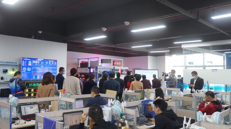 向視察團展示智慧廁所系統