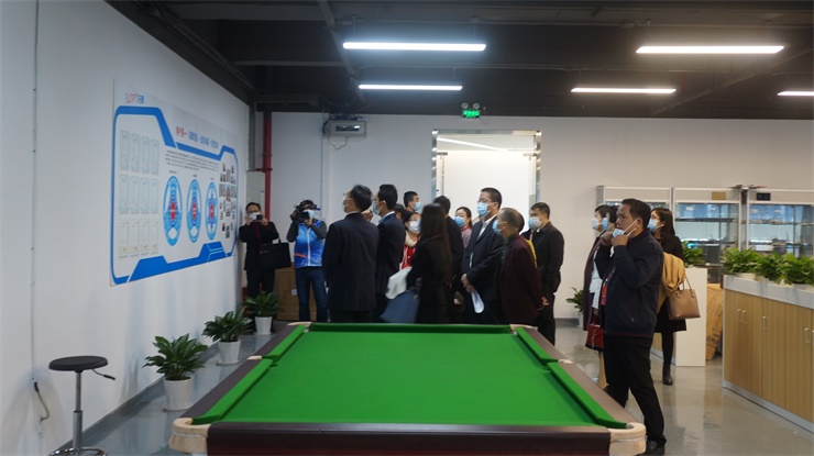 向視察團闡述訊鵬企業文化